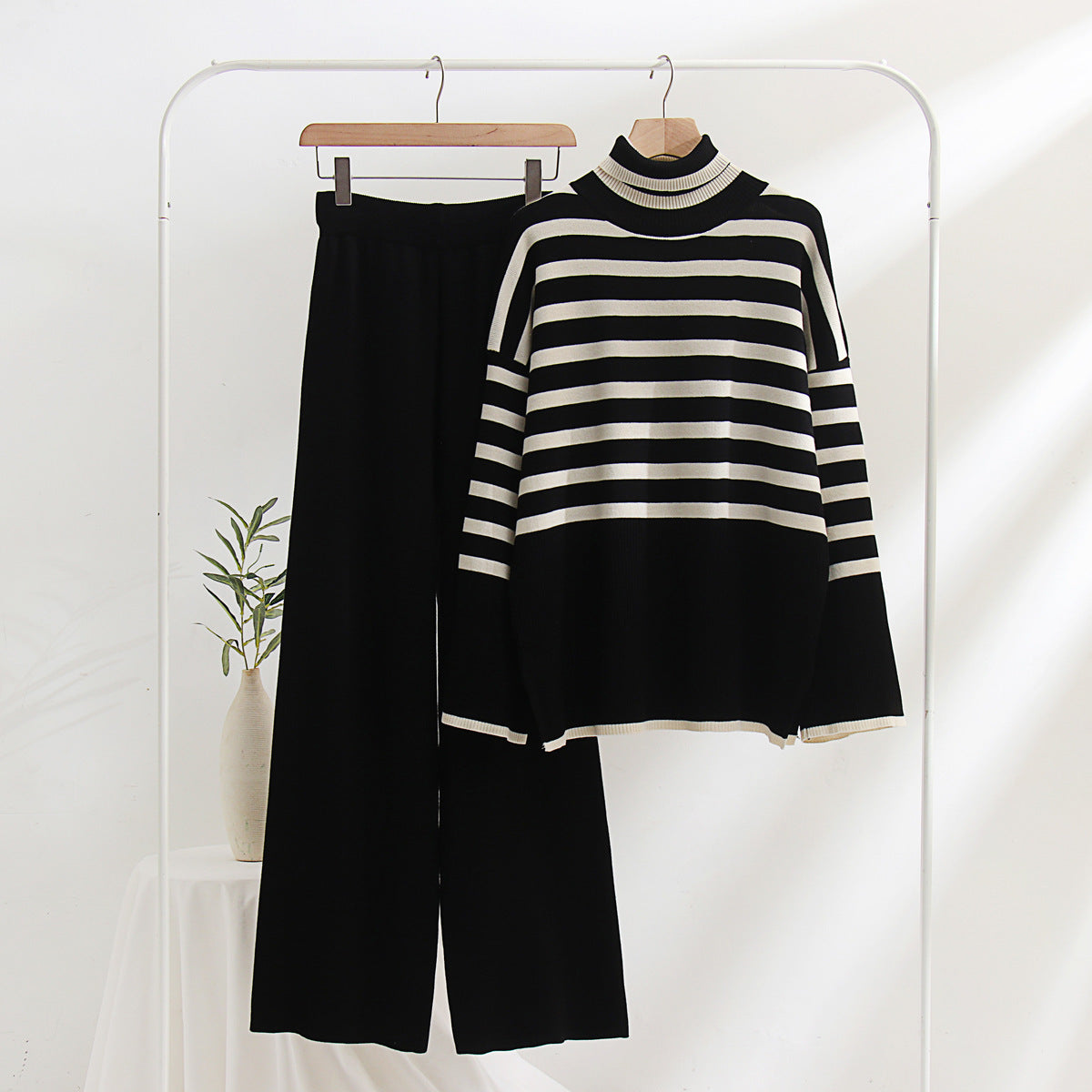 Striped Minimalist Knitted Two-piece Women's Suit